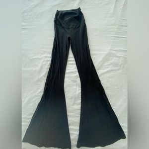 black OFFLINE by Aerie real me SUPER FLARE leggings. size small.